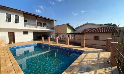 Casa à venda no Jardim dos Pinheiros com amplo terreno: 02 quartos, piscina, 8 vagas de garagem, 209m² área construída. Imperdível!