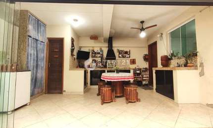 LINDA CASA A VENDA COM 4 QUARTOS, SENDO DUAS SUÍTES E UMA SUÍTE MASTER, VAGA DE GARAGEM E ÁREA GOUR