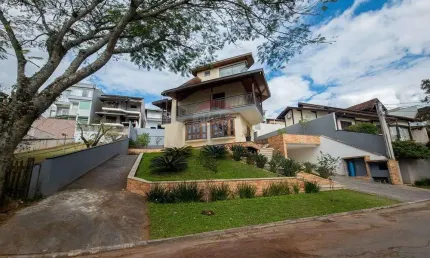 Casa imponente pela sua arquitetura no Aruã em 2 lotes 600m² , 344m² construídos, piscina, 3 quartos, sótão com vista incrível, e edícula espaçosa!