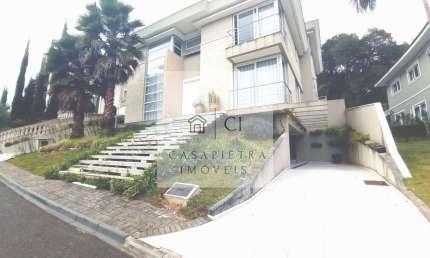 Casa em Condomínio com amplo espaço de jardim 4 suítes 482,24m2