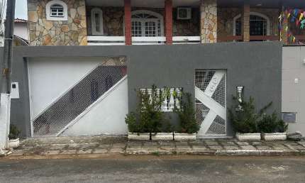 Excelente casa 3/4 (2 suítes) com dependência em condomínio fechado