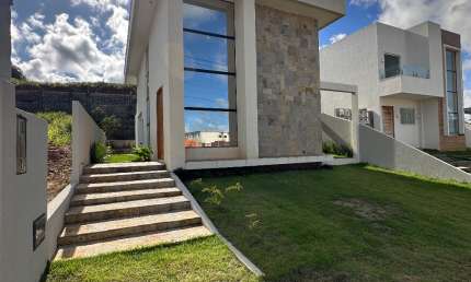 EXCELENTE CASA 4/4,  EM CONDOMÍNIO FECHADO EM ABRANTES