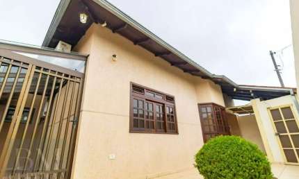 Casa térrea averbada, com 3 dormitórios, sendo uma suíte à venda, 132 m² por R$ 830.000 - Aviação - São José dos Pinhais/PR