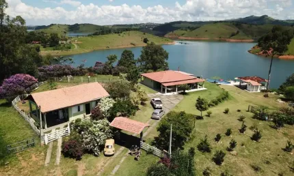 Magnífica propriedade à beira da represa em Igaratá