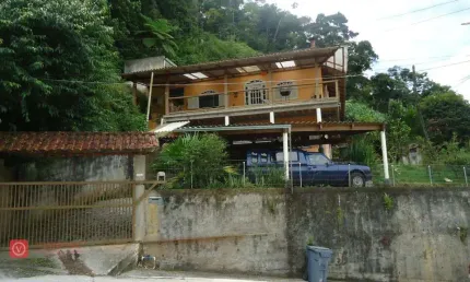 Oportunidade Imperdível: Casa com 4 Quartos e Piscina à Venda no Cônego!