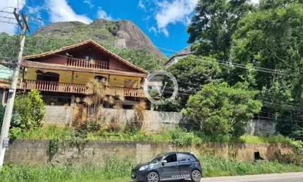 Oportunidade Imperdível em Córrego Dantas: 2 Casas à Venda!