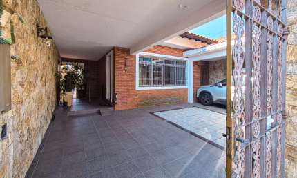 Casa tipo para venda com 5 quartos, sendo 2 suítes, 275m²