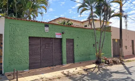 Oportunidade única! casa ampla com 3 suítes e estrutura para segundo piso em goiânia