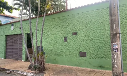 Casa com 4 Suítes e Quintal Amplo para Alugar em Goiânia