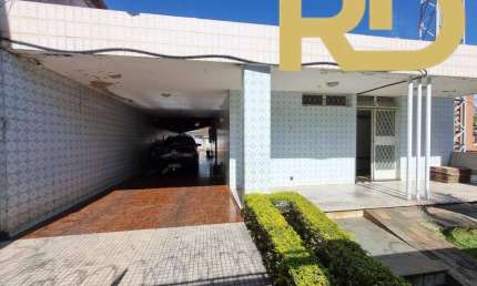 Casa 3 quartos, com 1 barracão e 1 kitnet no Bairro Paraíso.