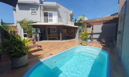 Casa para venda com piscina, 3 quartos no Campeche - Florianópolis - SC
