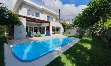 Casa de 3 suítes em condomínio fechado, localizada no Rio Tavares - Florianópolis/SC