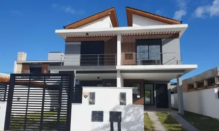 Casa 3 suítes à venda, loteamento a 200m da praia - Campeche - Florianópolis/SC