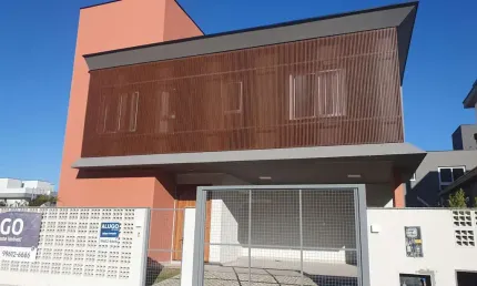 Casa com 4 dormitórios, sendo 1 no térreo, para alugar, lagoa da conceição - florianópolis/sc