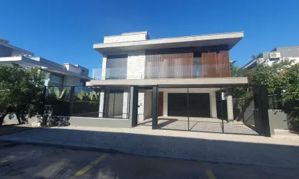 Casa de 3 suítes,  localizada no Campeche - Florianópolis/SC