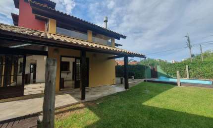 Ampla casa de 3 dormitórios sendo 1 suíte para aluguel no Rio Tavares - Florianopolis SC