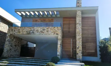 Linda casa, em loteamento planejado de alto padrão na Lagoa da Conceição - Florianópolis/SC