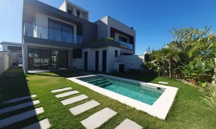 Casa com 3 suítes, sendo 1 suíte no térreo, Lagoa da Conceição - Florianópolis/SC
