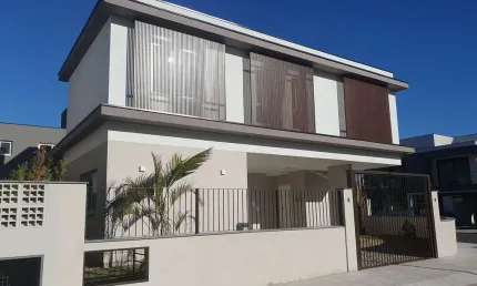 Casa com 4 dormitórios, sendo 1 no térreo, para alugar, lagoa da conceição - florianópolis/sc