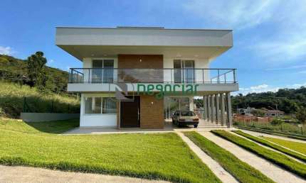 Viva o luxo e a exclusividade: Residência de alto padrão em condomínio requintado!