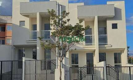 Casa geminada com área privativa, 2 quartos sendo 1 suíte.