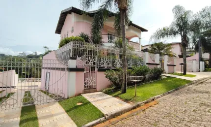 Linda Casa a Venda em Condomínio Fechado Scorpios  em Jordanésia
