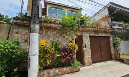 Ampla Casa de 3 Pavimentos – 208m² de área construída em Cosmorama, Mesquita