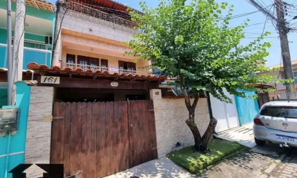 Cosmorama - Cond. Beija-Flor III, Triplex com 4 quartos sendo 1 suíte