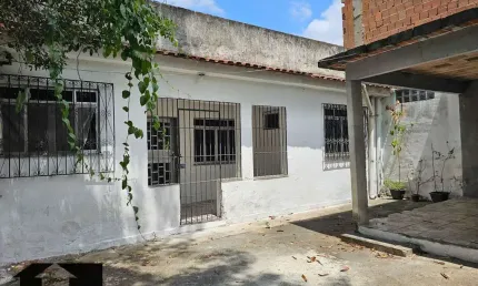 Casa com Quintal em Excelente Localização, próximo ao Centro de Nova Iguaçu