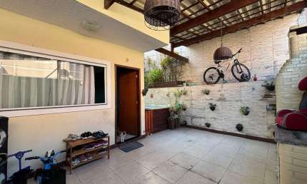Casa com Piscina e Área Gourmet em Pequeno Condomínio