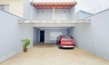 Linda Casa Sobrado com 2 Dormitorios e Piscina Aquecida no Parque Continental