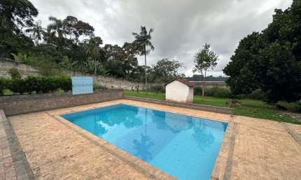 Linda chacara com 6 dormitorios e area de lazer em Embu Mirim