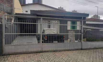 Casa terrea  com 2 dormitorios, sala 2 ambientes, copa e cozinha, WC social, quintal, lavanderia,  5 vagas de garagem.