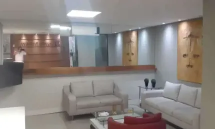 Casa comercial com 315 metros AC, 8 salas, 6 WC&amp;#39;s, 3 vagas - Pq . Continental