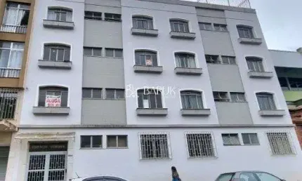 Centro, quarto e sala todo reformado, um lance de escadas, excelente localização.