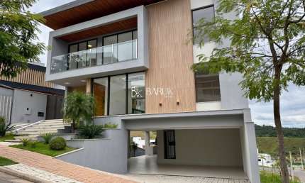 Casa com 4 suítes e 4 vagas no condomínio Estrela Alta