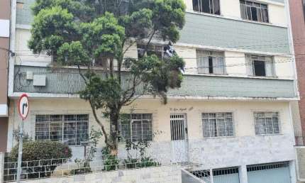 Santa Helena,  4 quartos, dce, garagem,  1 lance de escadas.