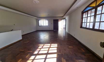 Democrata,  casa duplex, 4 quartos, varandão,  3 vagas. Excelente localização.