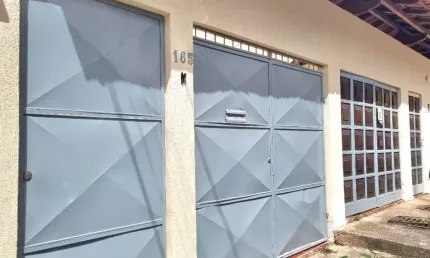 Democrata,  casa 2 quartos, quintal, 2 vagas, excelente localização