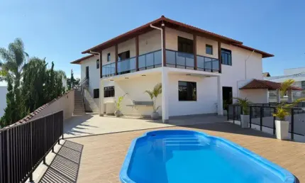 Spinaville,  casa duplex, 4 quartos, suítes, 6 vagas, área de lazer completa. Sensacional.