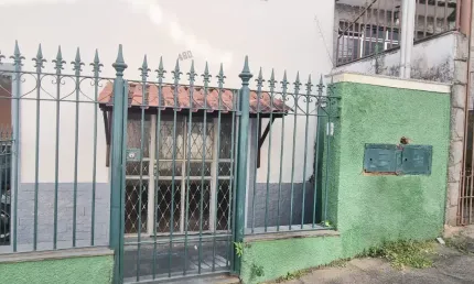 São Mateus,  casa 2 quartos, quintal.  Excelente localização.