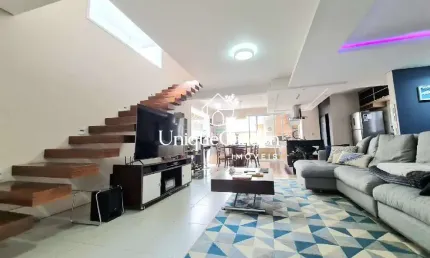 Linda casa em condomínio no Urbanova! 4 quartos, 3 suítes, 2 salas, 2 banheiros, 3 vagas, 253m² em São José dos Campos-SP.