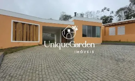 Casa em Condomínio em Jambeiro-SP - 3 Quartos, 2 Suítes, 2 Salas, 2 Banheiros, 2 Vagas e 210m² de Área.