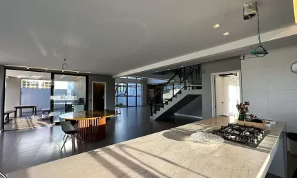 Casa à venda com 657m², 5 suítes, armários planejados,  1 escritório, 1 sala kids, cozinha integrad