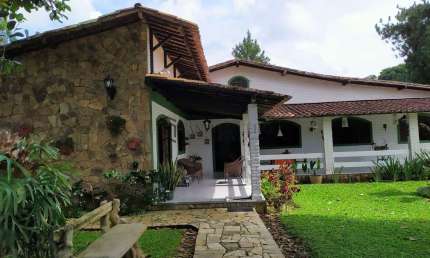 Casa à venda com 1.200m², jardim, pomar/fruteiras, piscina, terraço L, 1 suíte/closet, 2 quartos, W