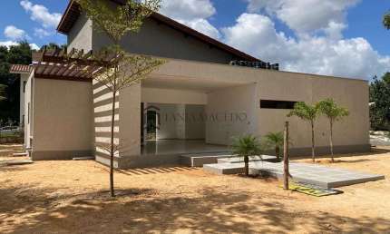 Casa à venda, Aldeia dos Camarás, em condomínio, com 03 suites, lavabo sala com pé direito alto em