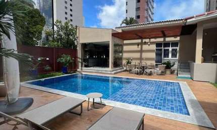 Casa à venda com 400m²,  4 dormitórios sendo 1 suíte master, com varanda vista piscina, 3 vagas de