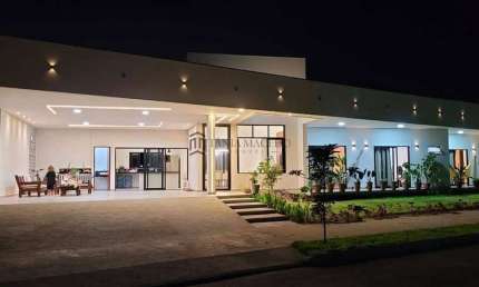 Casa à venda com àrea total de 660m² e 316m2 de área construída, 4 quartos, sendo 2 suítes, 2 salas