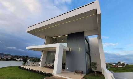 Casa à venda com 618m², 4 suítes, sendo 1 máster com banheira e garagem para 4 veículos. Vitória de