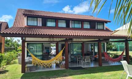 Casa à venda com 191,69m², com dois pavimentos, 4 dormitórios, sendo 2 suítes, WC social, 2 vagas,